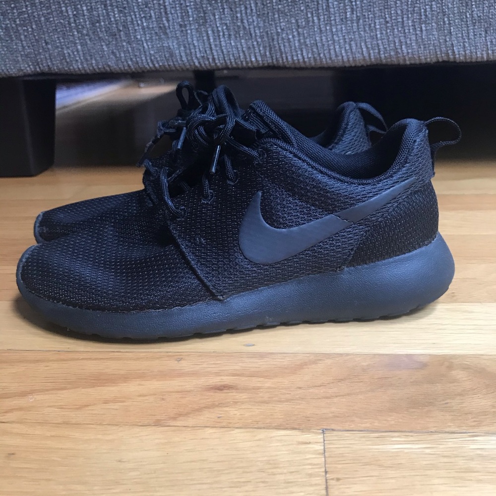 Nike roshe running sneakers- all black women’s